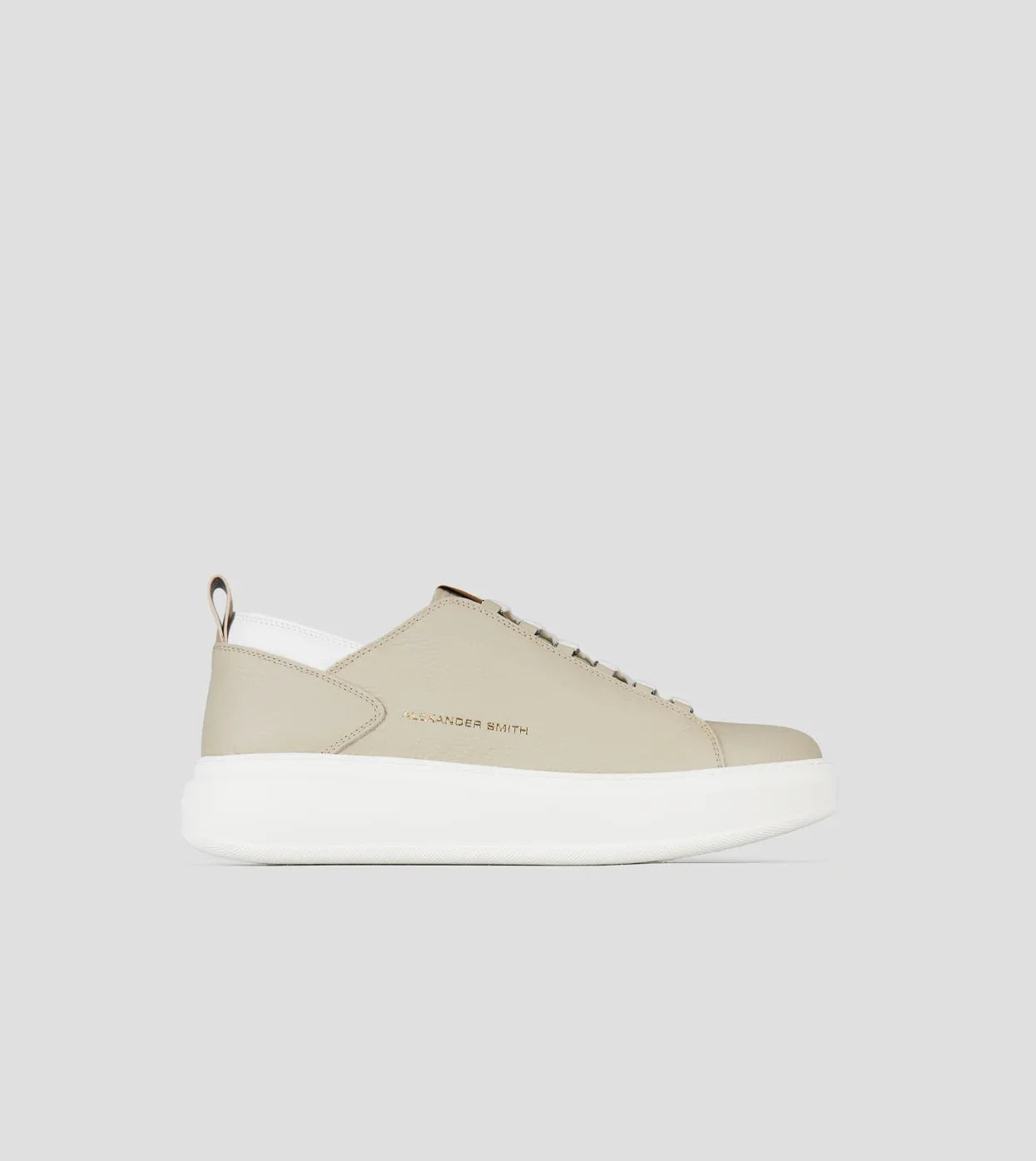 Sneaker uomo in pelle bottalata avorio con dettagli bianchi, suola alta, stile casual elegante.
