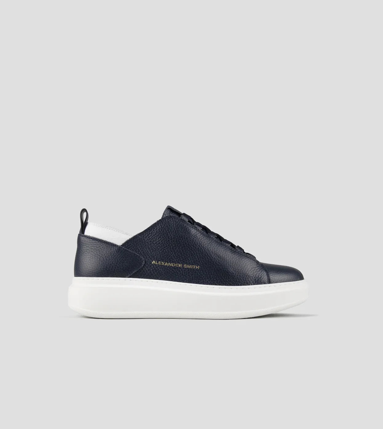 Sneaker uomo in pelle bottalata blu con dettagli bianchi e suola spessa bianca.