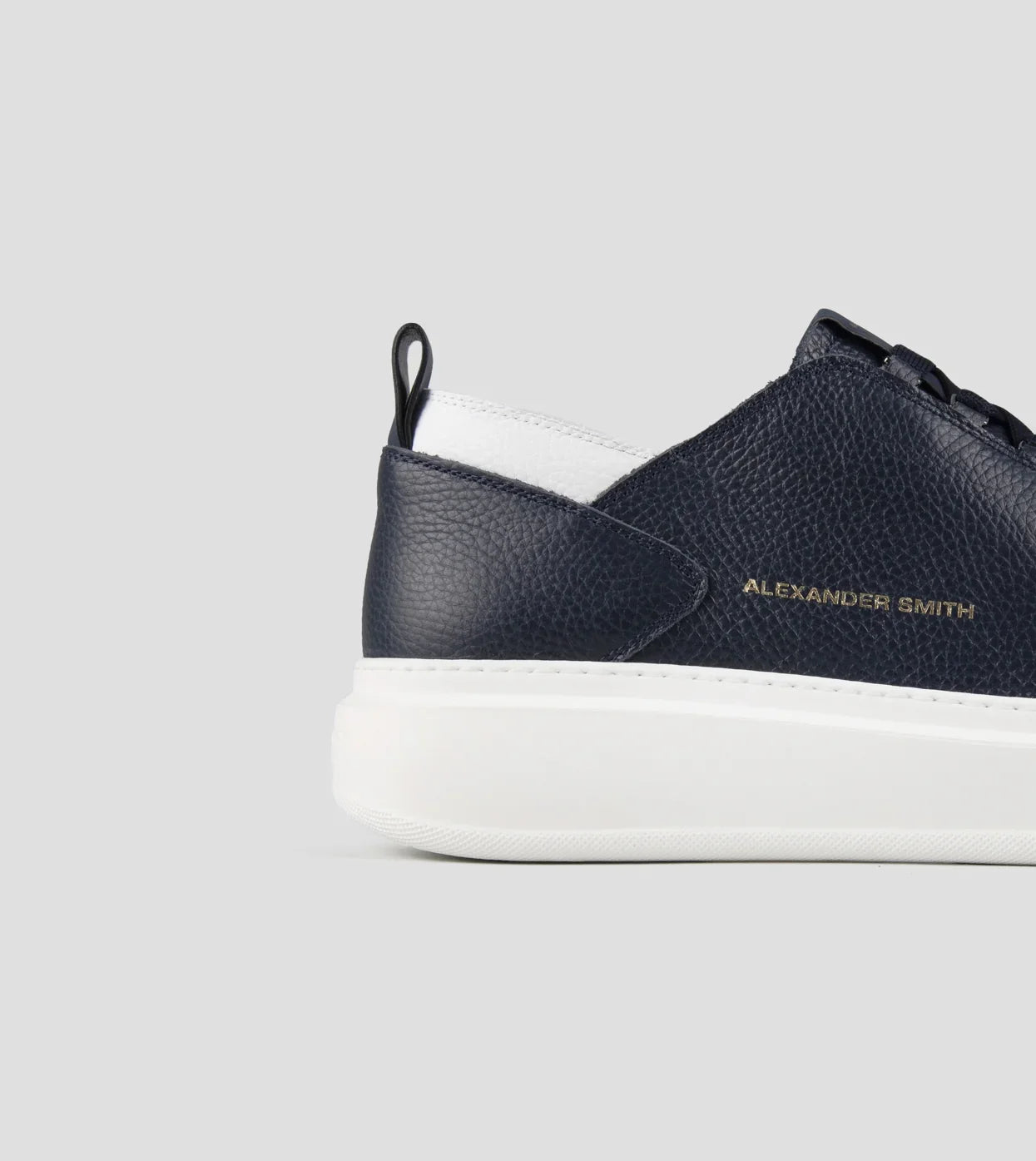 Sneaker uomo pelle bottalata blu con dettagli bianchi e suola alta bianca, stile moderno
