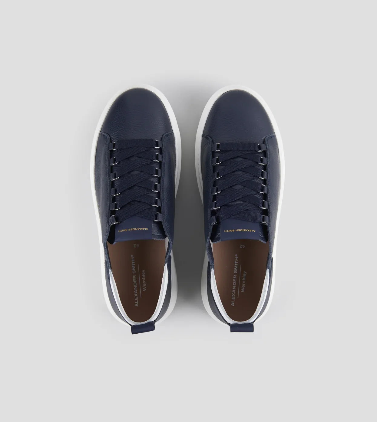 Sneakers uomo in pelle blu bottalata con suola bianca, modello elegante e moderno