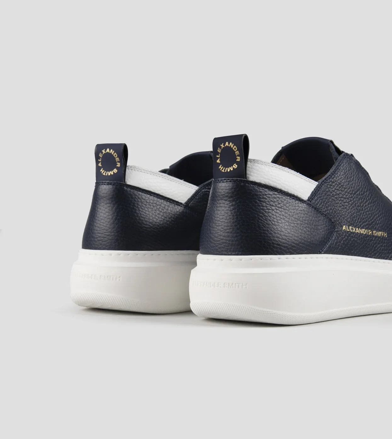 Sneakers uomo in pelle blu bottalata con dettagli bianchi e suola bianca, vista posteriore.