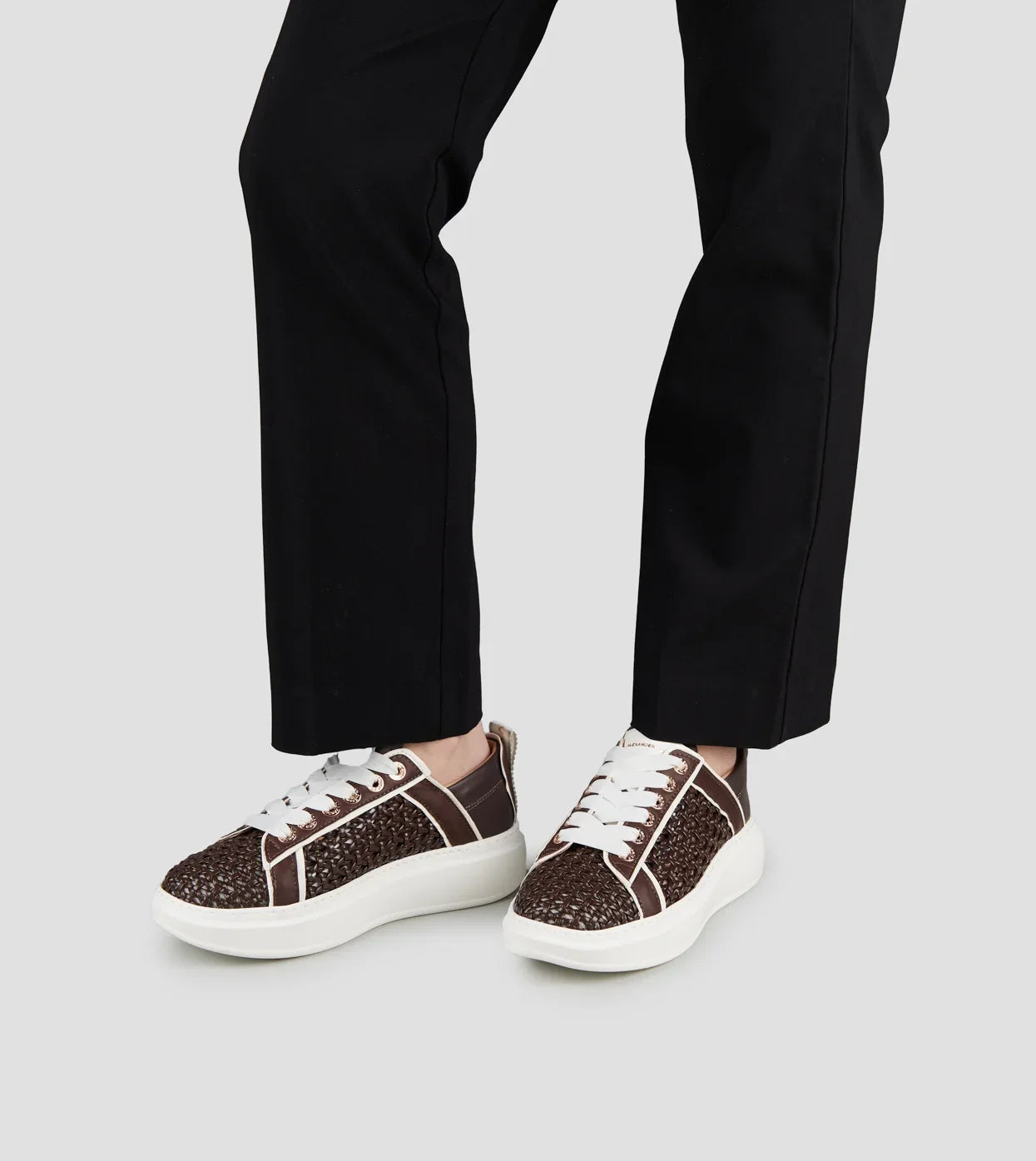 Sneakers donna in pelle liscia e intrecciata marrone con suola bianca, stile elegante