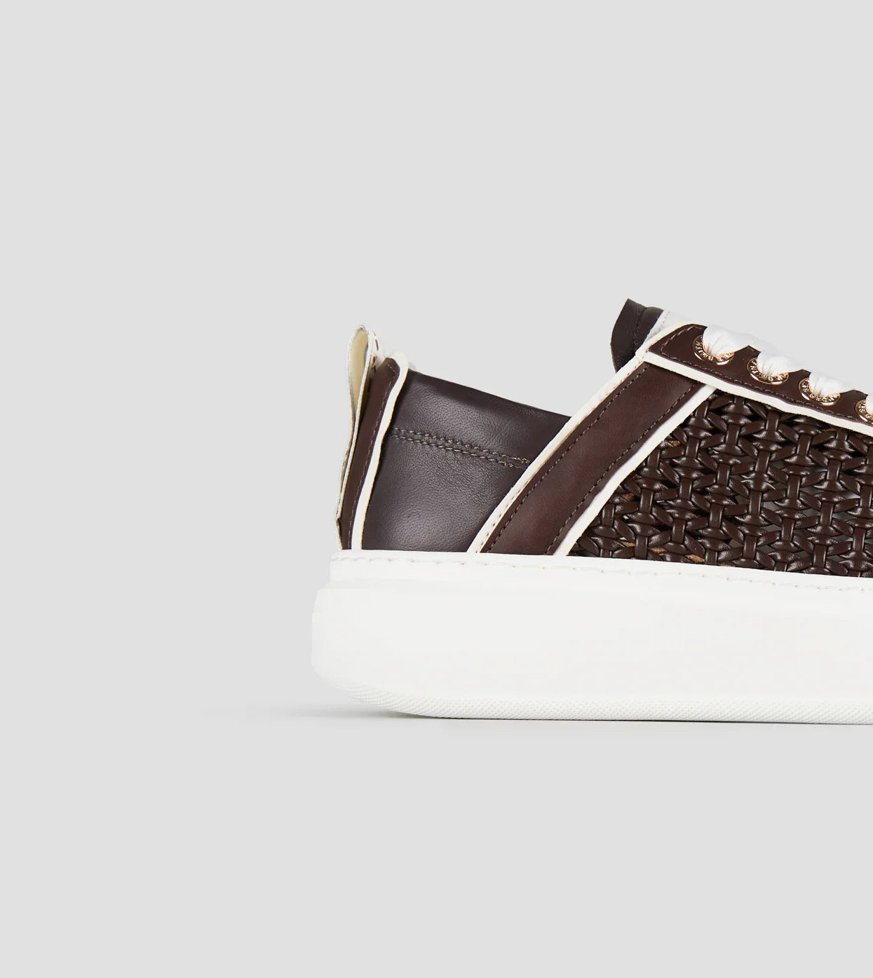 Sneaker donna in pelle liscia e intrecciata marrone con suola bianca