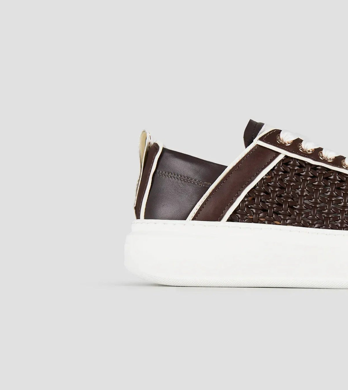Sneaker donna in pelle liscia e intrecciata marrone con suola bianca