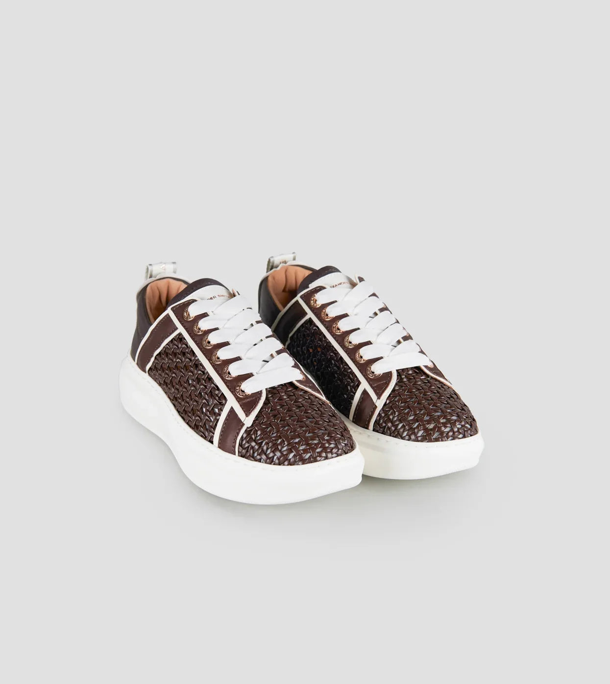 Sneakers da donna in pelle intrecciata marrone con dettagli lisci e suola bianca