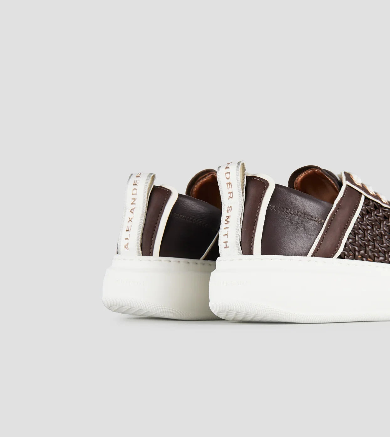 Sneakers donna in pelle liscia e intrecciata marrone con suola bianca, dettaglio posteriore