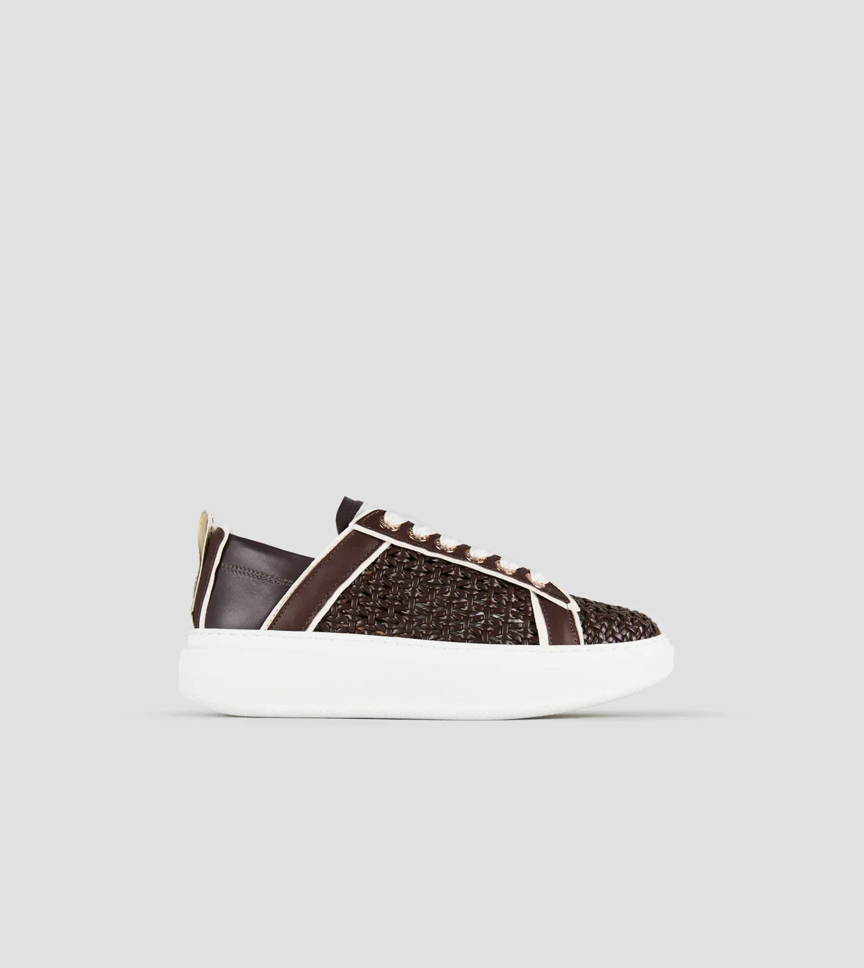 Sneaker donna in pelle liscia e pelle intrecciata marrone con suola bianca, vista laterale
