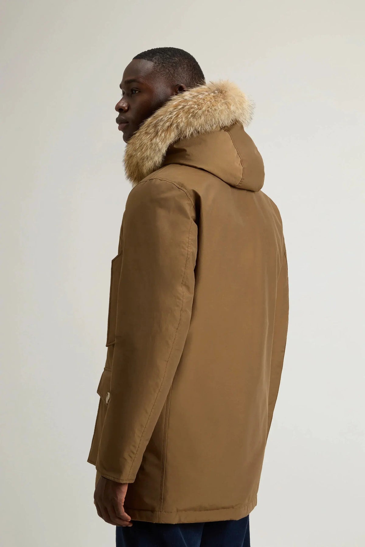 Giacca parka uomo beige con cappuccio e bordo in pelliccia, stile inverno elegante