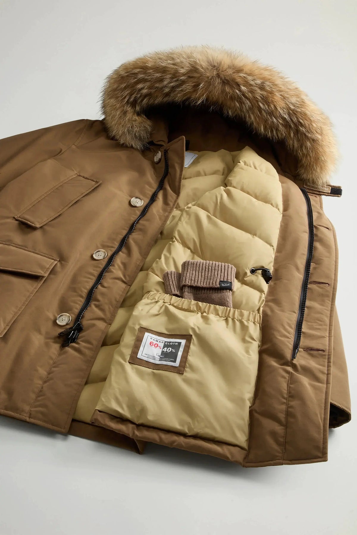Parka marrone da uomo con interno imbottito, cappuccio con pelliccia e dettagli tasche visibili