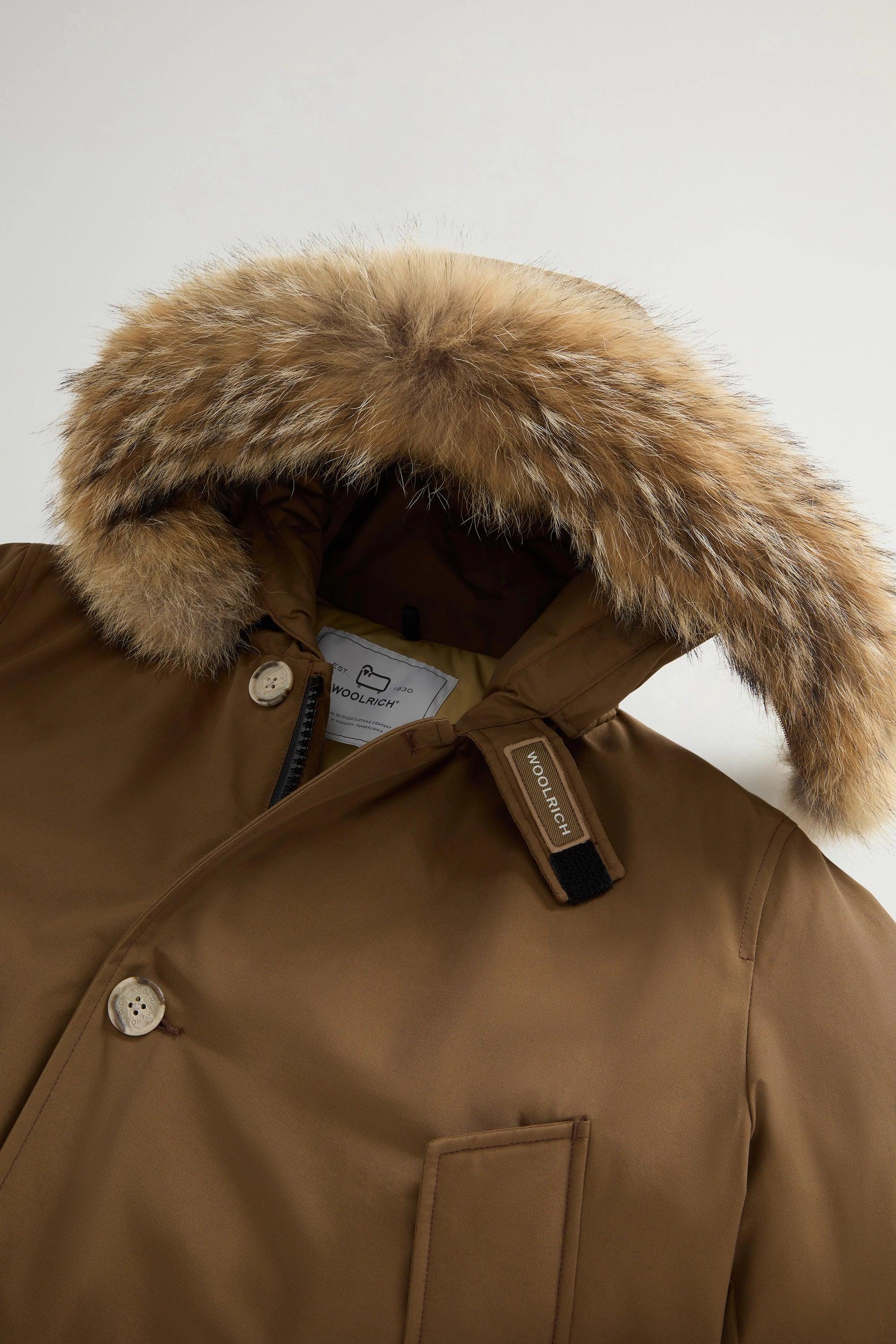 Giacca parka marrone con cappuccio bordato in pelliccia, dettagli eleganti uomo