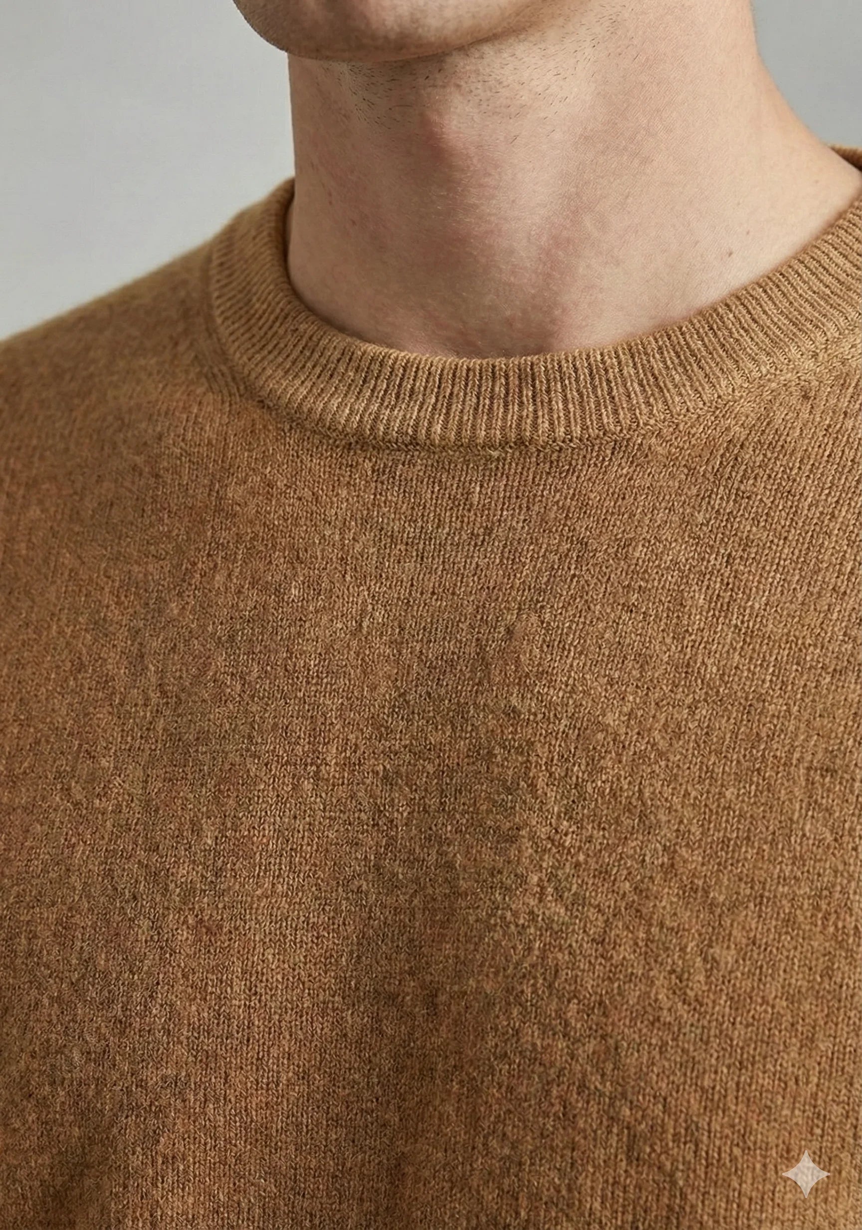 Maglione uomo marrone chiaro lana, girocollo, tessuto morbido e caldo in primo piano