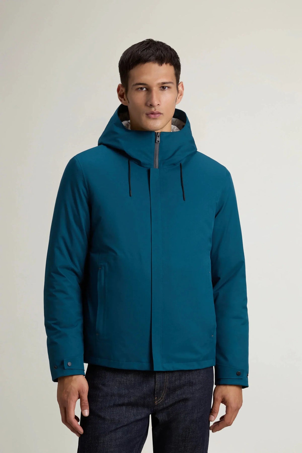 Giacca uomo blu petrolio con cappuccio, zip frontale, stile casual moderno