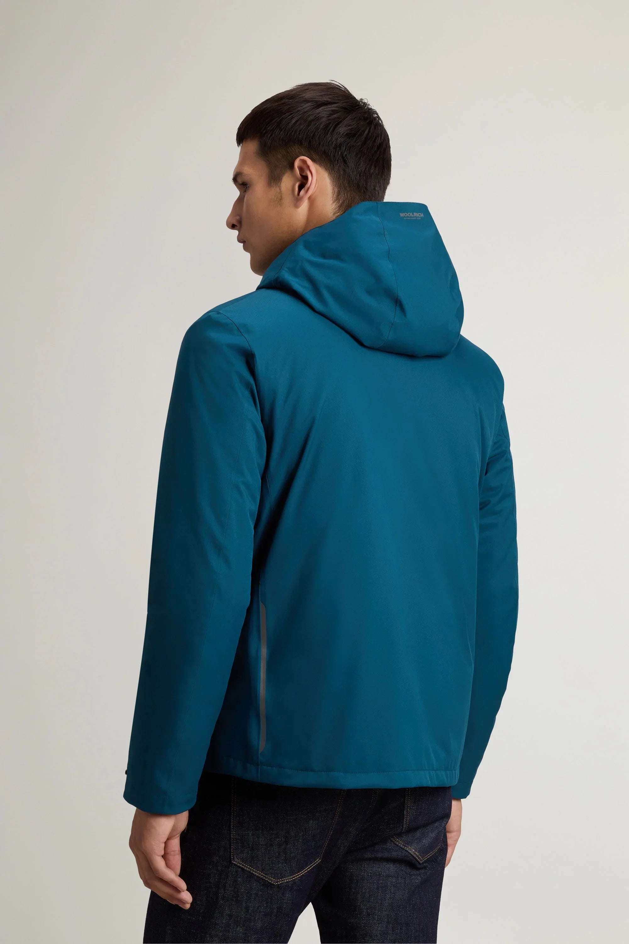 Giacca uomo blu con cappuccio, modello sportivo, vista posteriore, abbigliamento casual