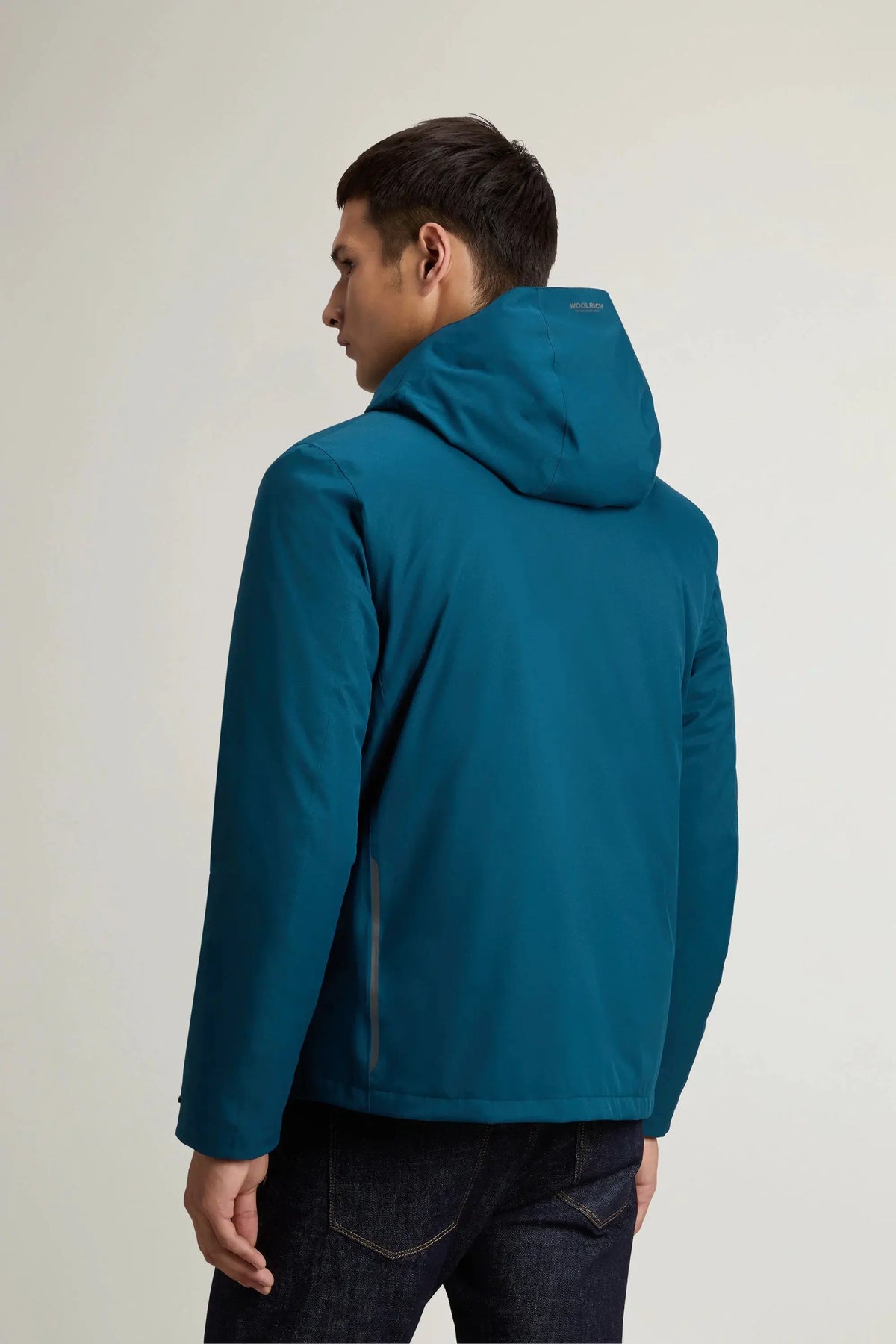 Giacca uomo blu con cappuccio, modello sportivo, vista posteriore, abbigliamento casual