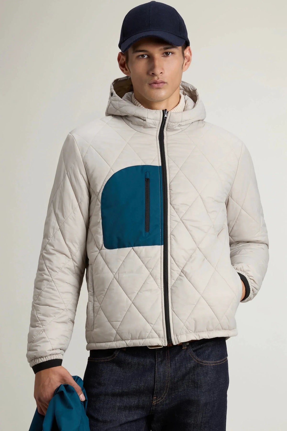 Giacca imbottita uomo trapuntata chiara con cappuccio e dettagli blu, moda casual