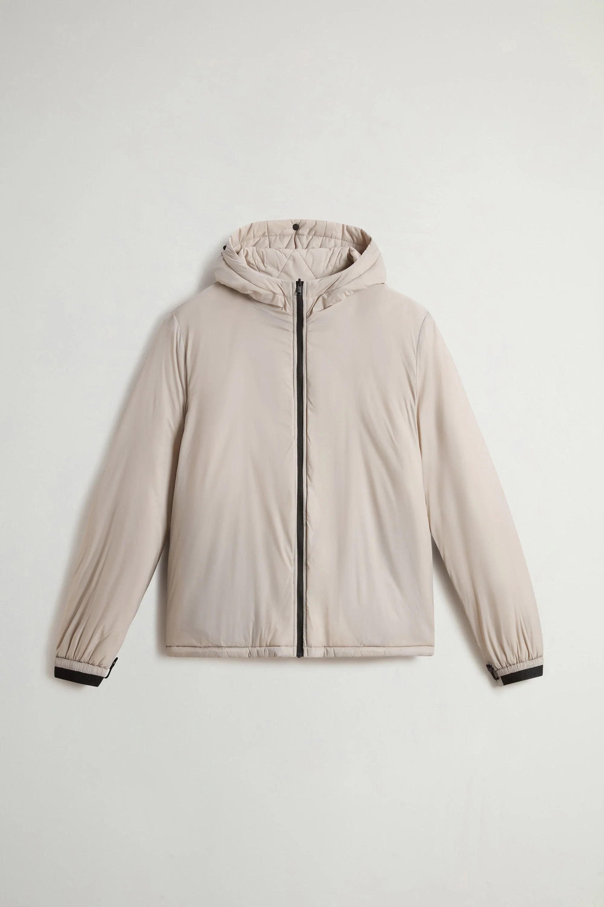 Giacca beige uomo con cappuccio, zip frontale nera e polsini elasticizzati, stile moderno