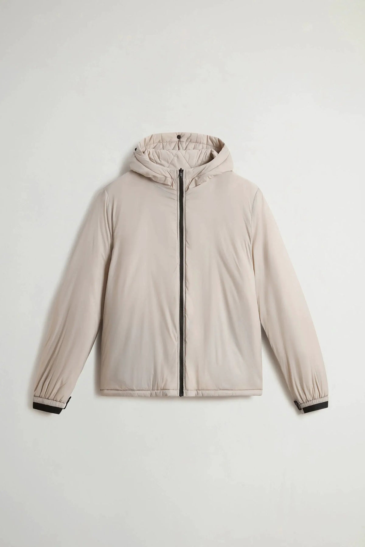 Giacca beige uomo con cappuccio, zip frontale nera e polsini elasticizzati, stile moderno