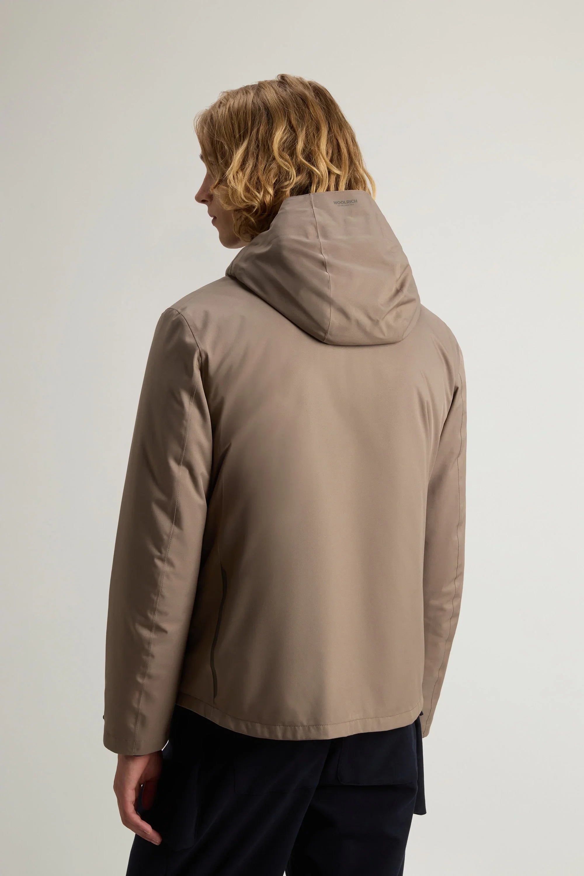 Giacca uomo beige con cappuccio, vista posteriore, stile casual elegante, abbigliamento autunno inverno.