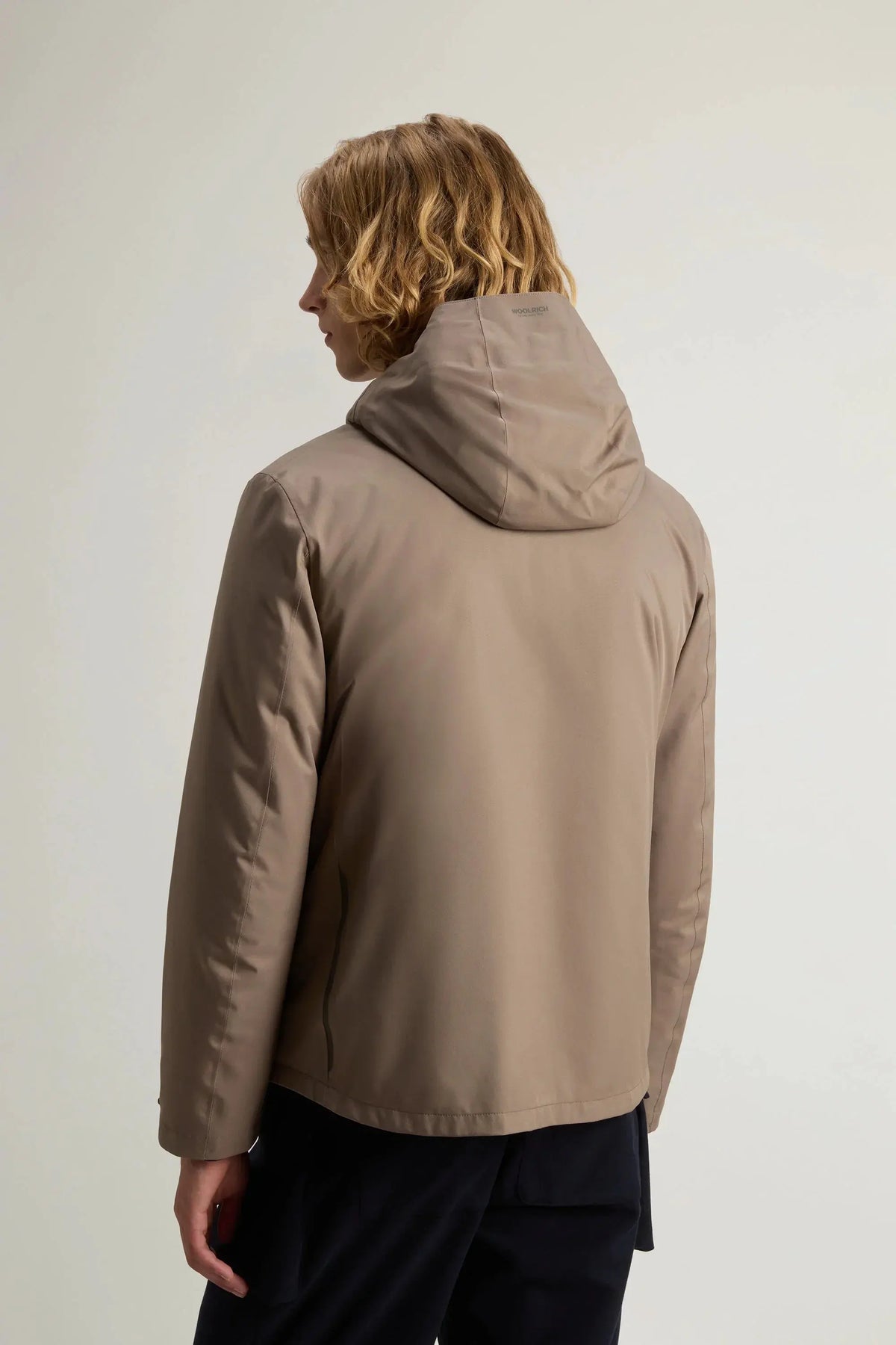 Giacca uomo beige con cappuccio, vista posteriore, stile casual elegante, abbigliamento autunno inverno.