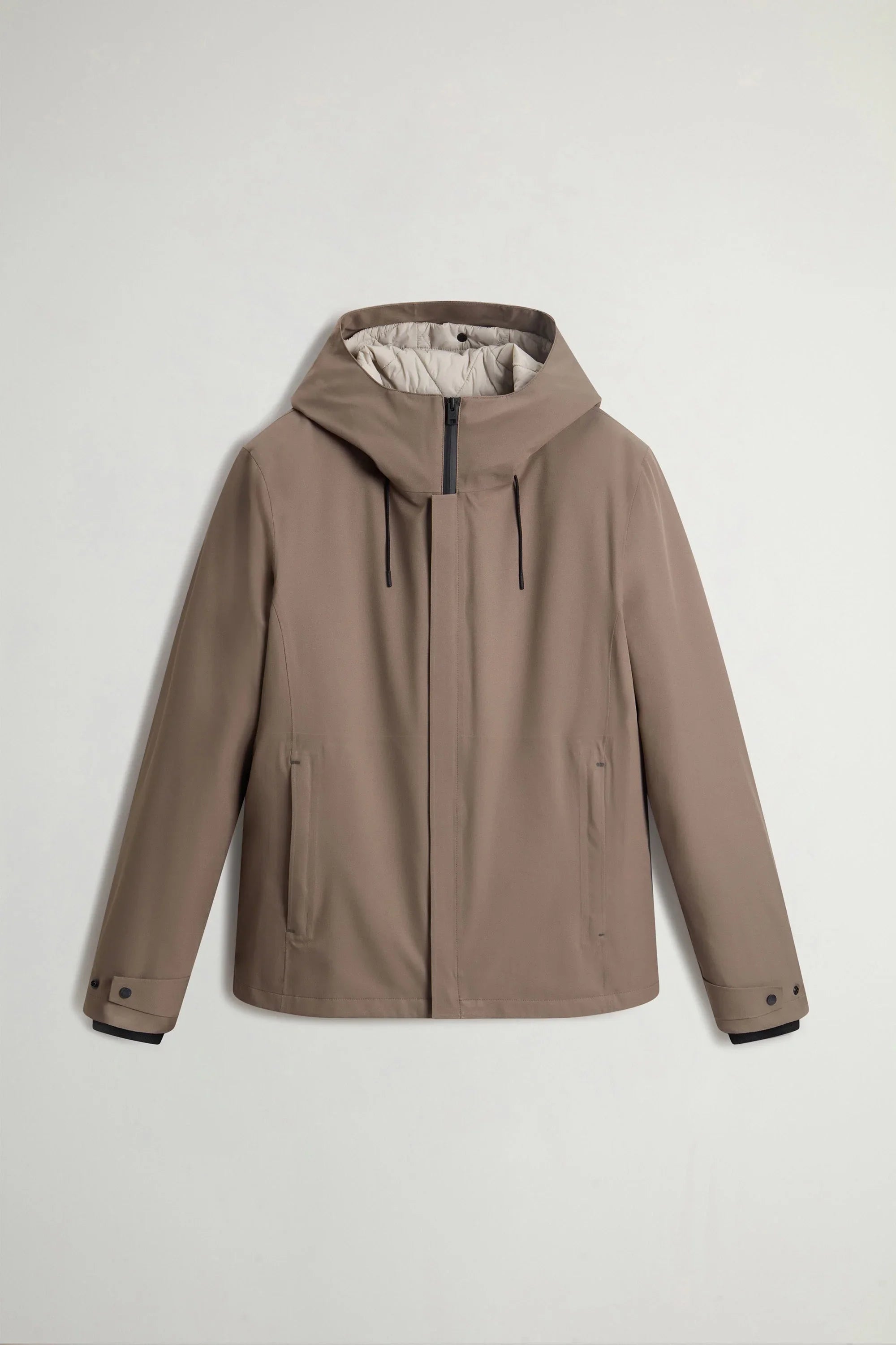 Giacca uomo beige con cappuccio, doppio strato, design moderno, chiusura zip frontale.