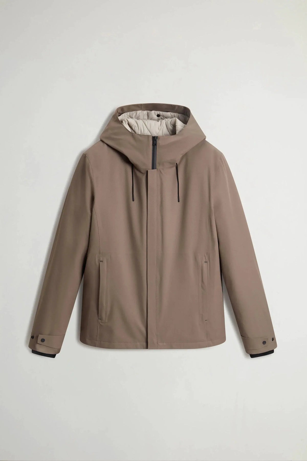 Giacca uomo beige con cappuccio, doppio strato, design moderno, chiusura zip frontale.