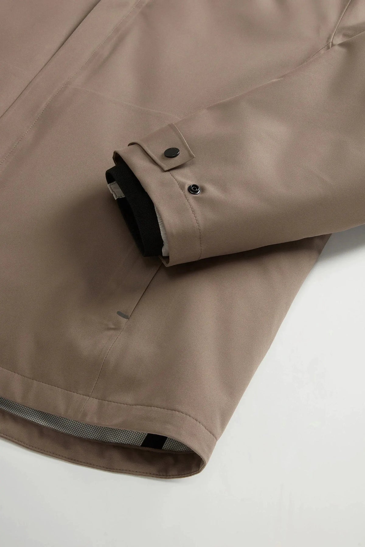 Manica giacca beige impermeabile con polsino regolabile e bottone a pressione
