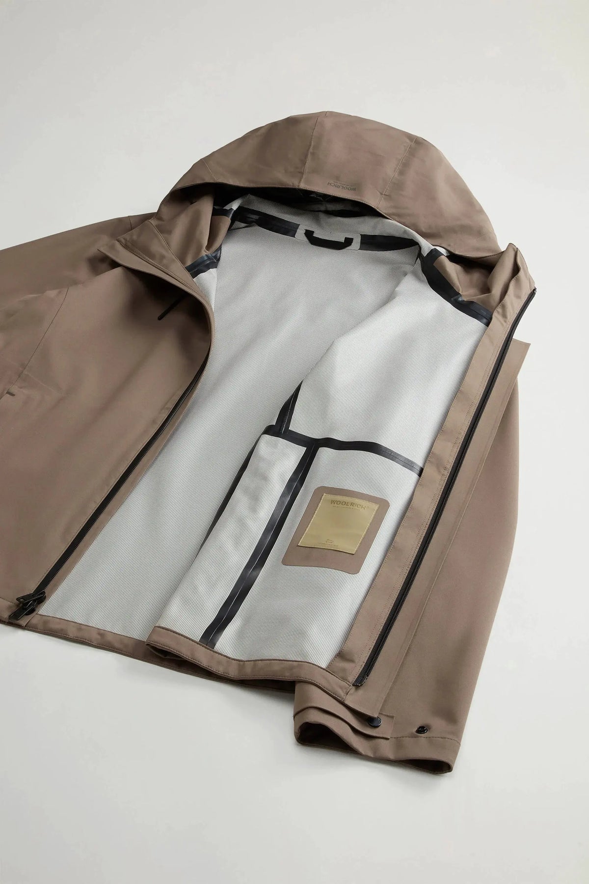 Giacca impermeabile beige da uomo con cappuccio, interno tecnico e zip, stile casual
