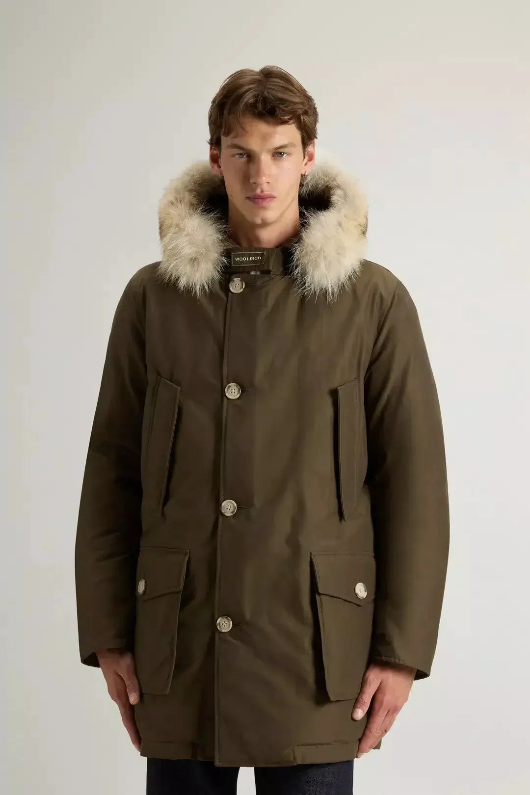 Parka uomo verde con cappuccio e bordo in pelliccia removibile, modello invernale elegante