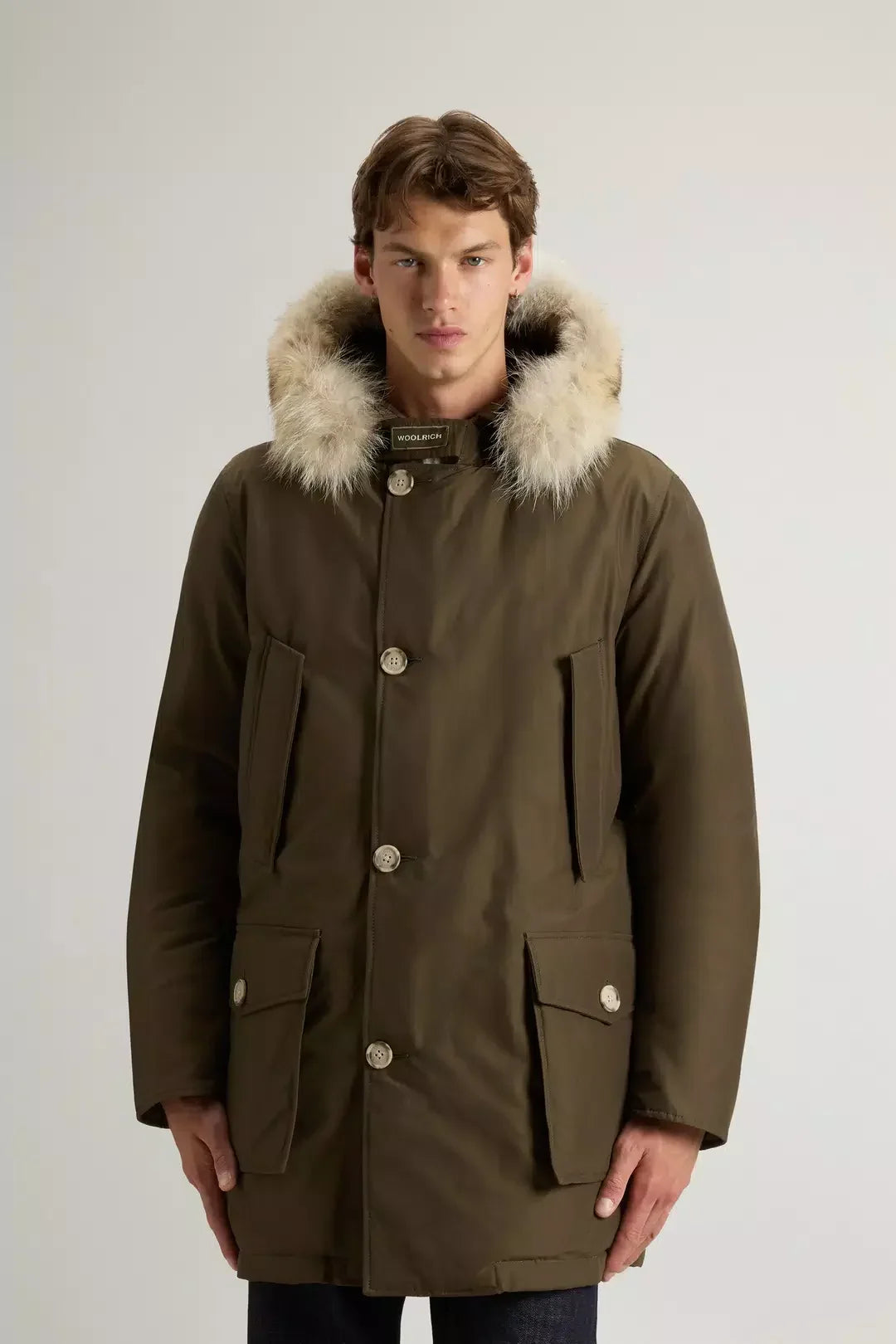 Parka uomo verde con cappuccio e bordo in pelliccia removibile, modello invernale elegante