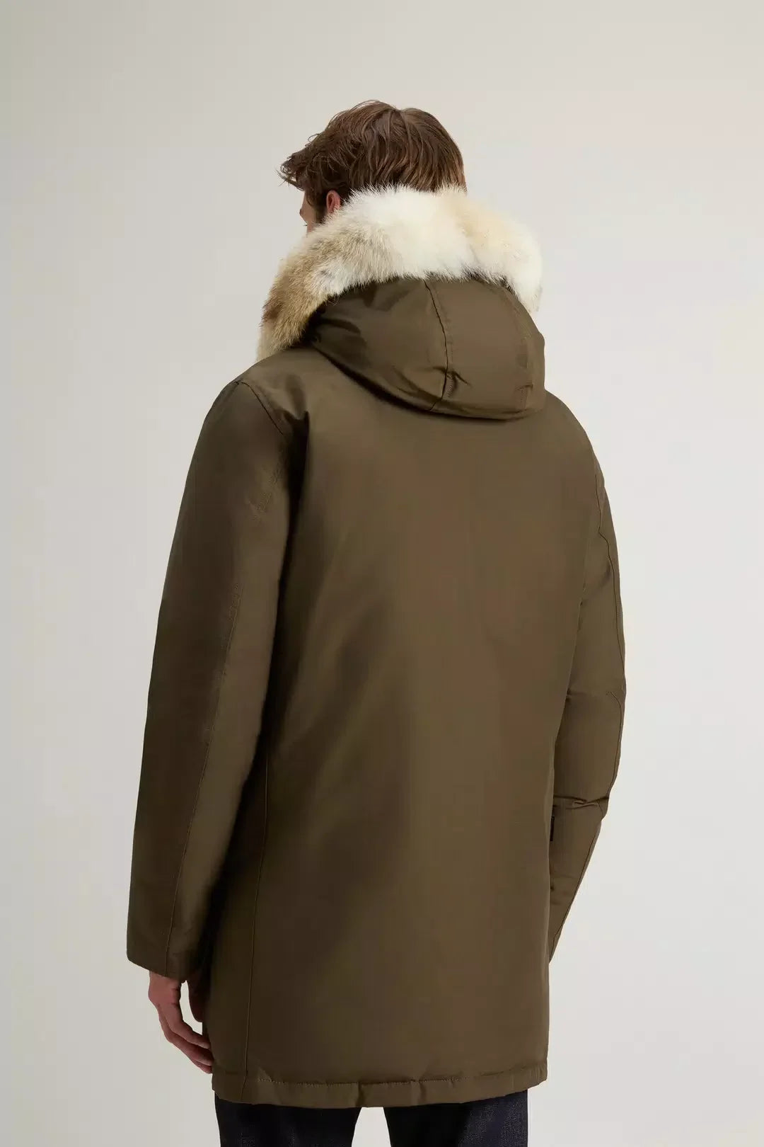 Cappotto uomo verde con cappuccio e bordo in pelliccia, visto da dietro