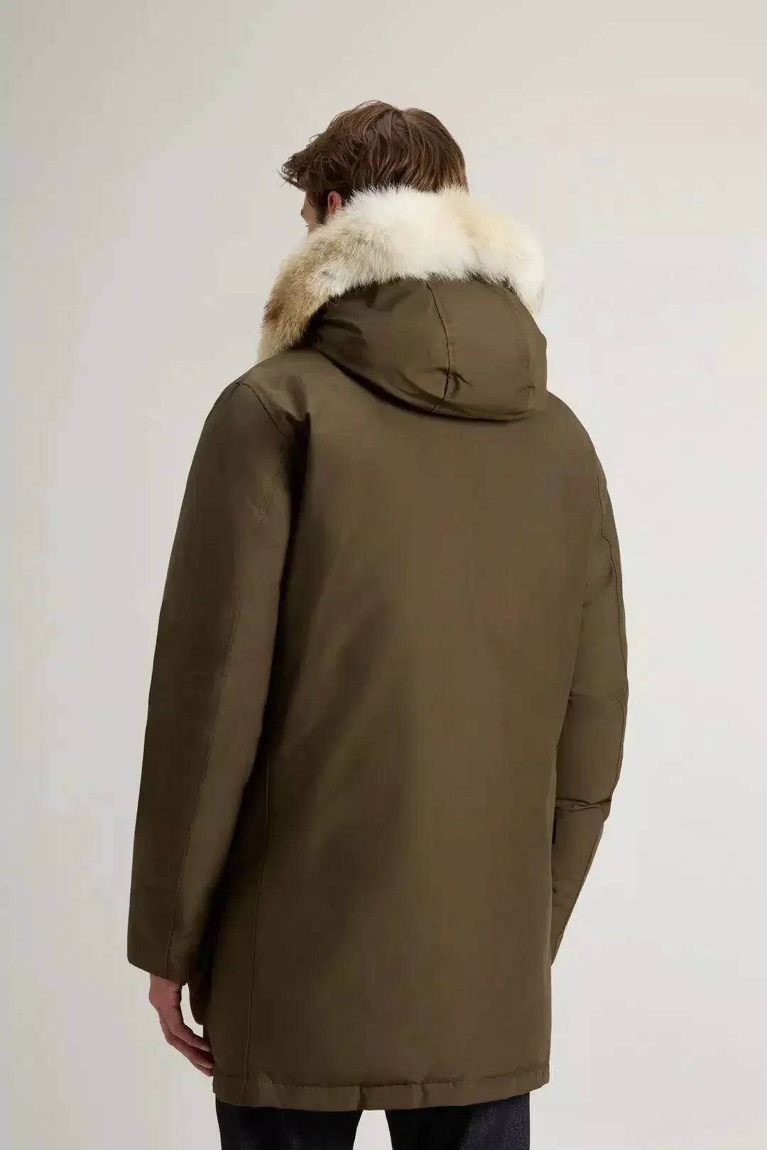 Cappotto uomo verde con cappuccio e bordo in pelliccia, visto da dietro