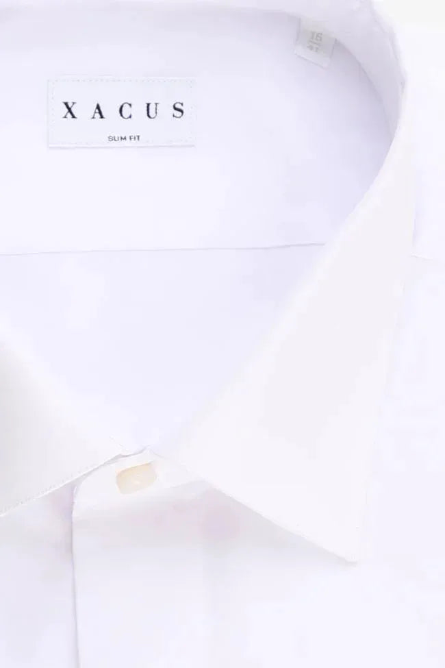 Camicia uomo bianca slim fit con colletto classico, dettaglio tessuto sartoriale.