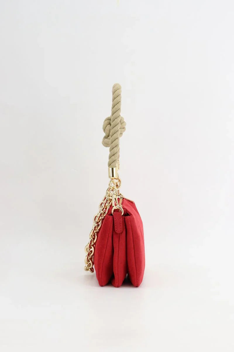 Borsa donna rossa con manico in corda beige e catena dorata su sfondo bianco.