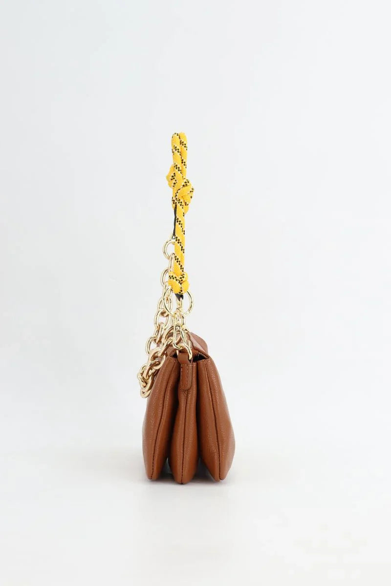 Borsa marrone in pelle con manico a catena oro e corda gialla, accessori moda donna