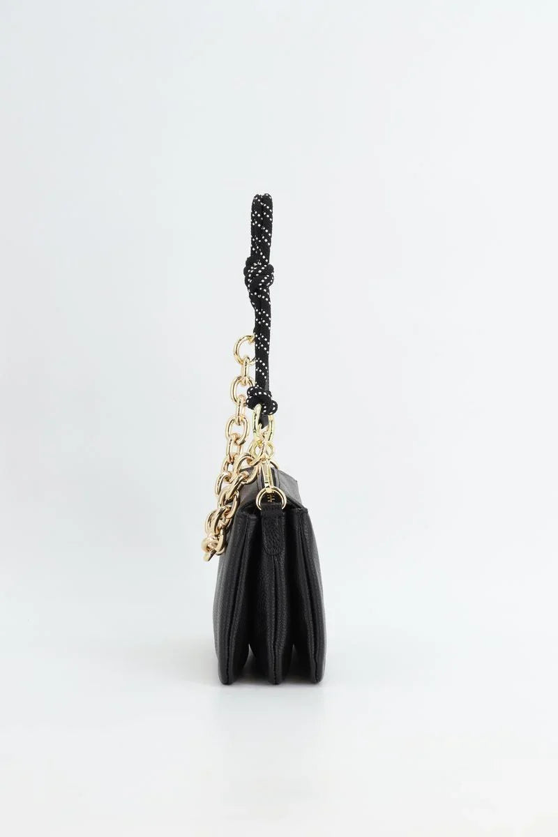 Borsa donna nera elegante con tracolla a catena dorata e manico in tessuto, su sfondo bianco