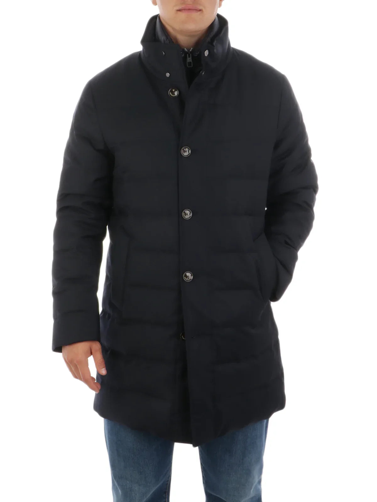 Giubbotto uomo imbottito blu, chiusura con bottoni, look elegante e casual.