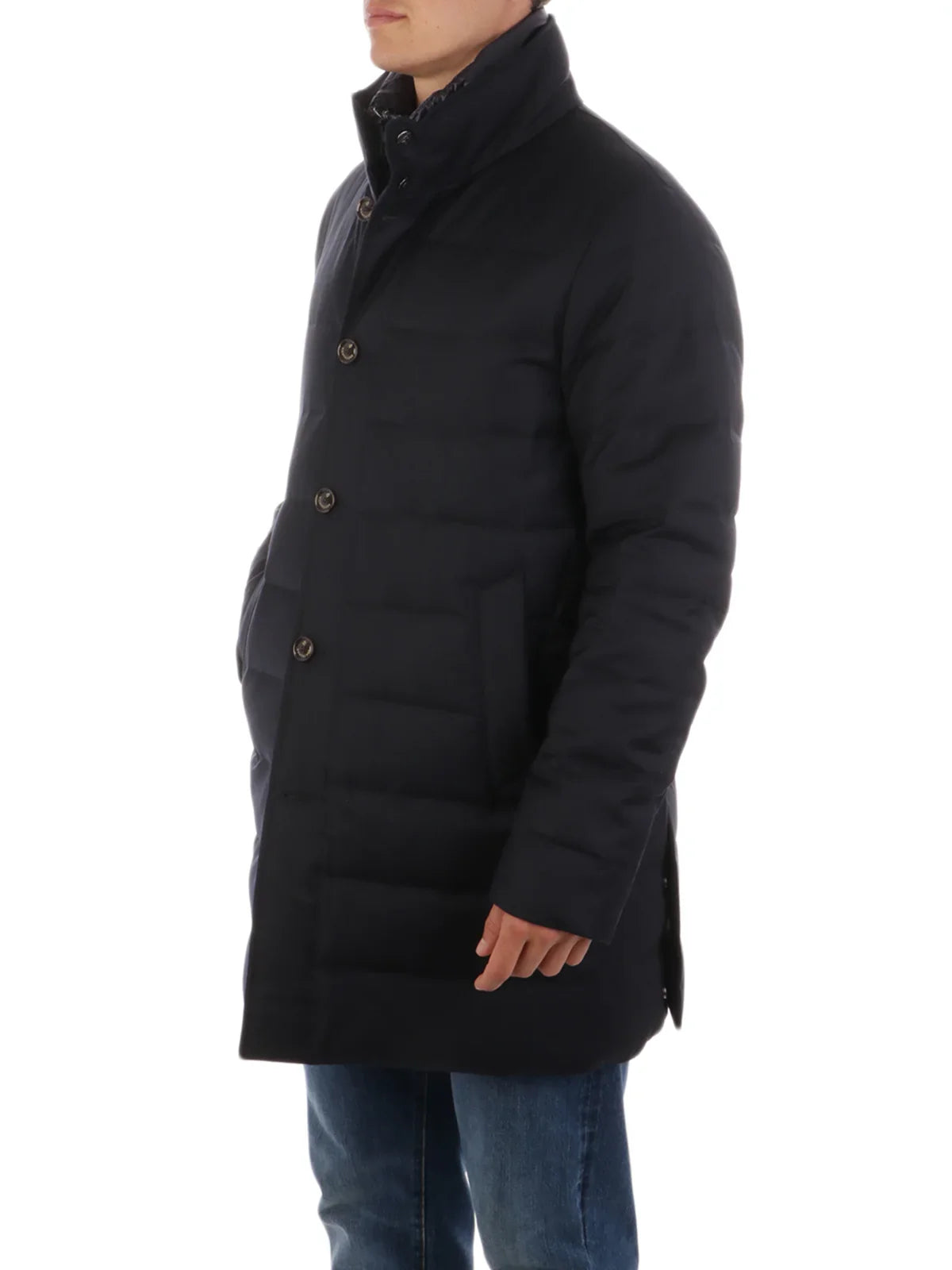 Modello uomo con piumino blu elegante, bottoni frontali e collo alto, abbigliamento invernale