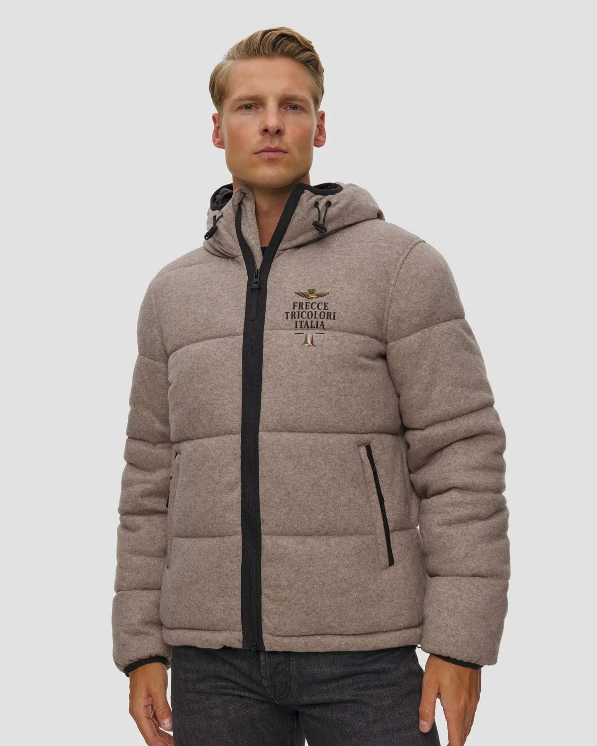 Dettaglio della giacca da uomo in lana con cappuccio Aeronautica Militare beige