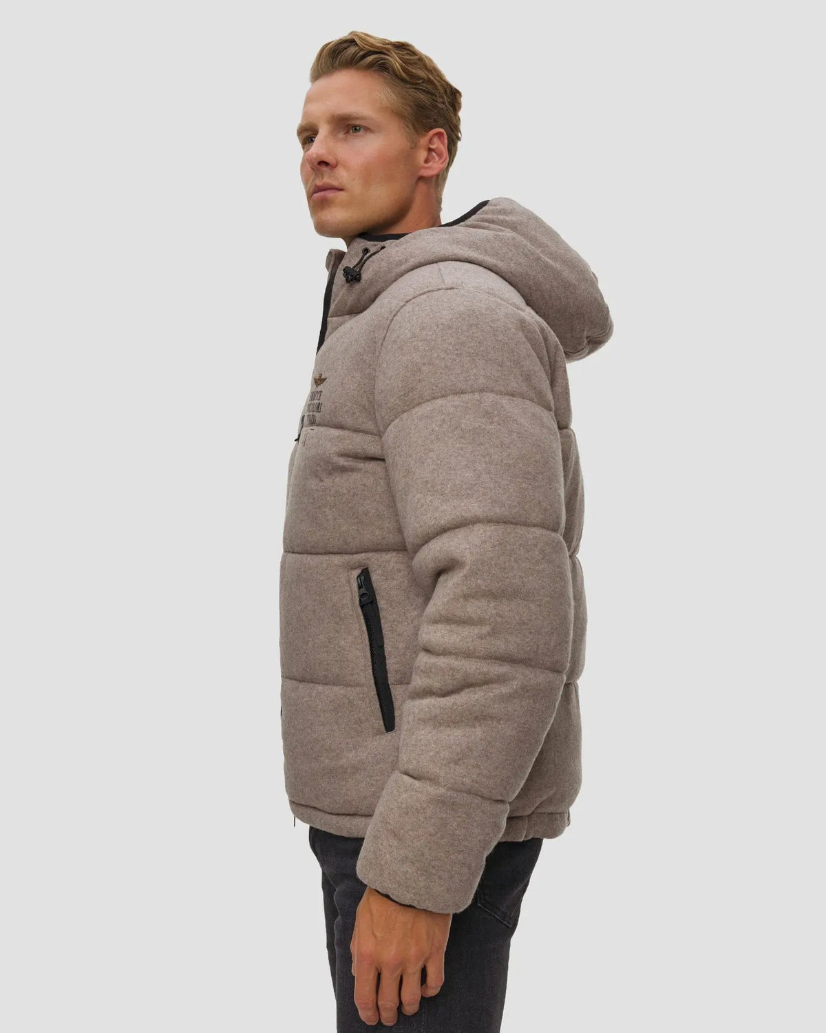 Dettaglio del cappuccio della giacca Aeronautica Militare beige
