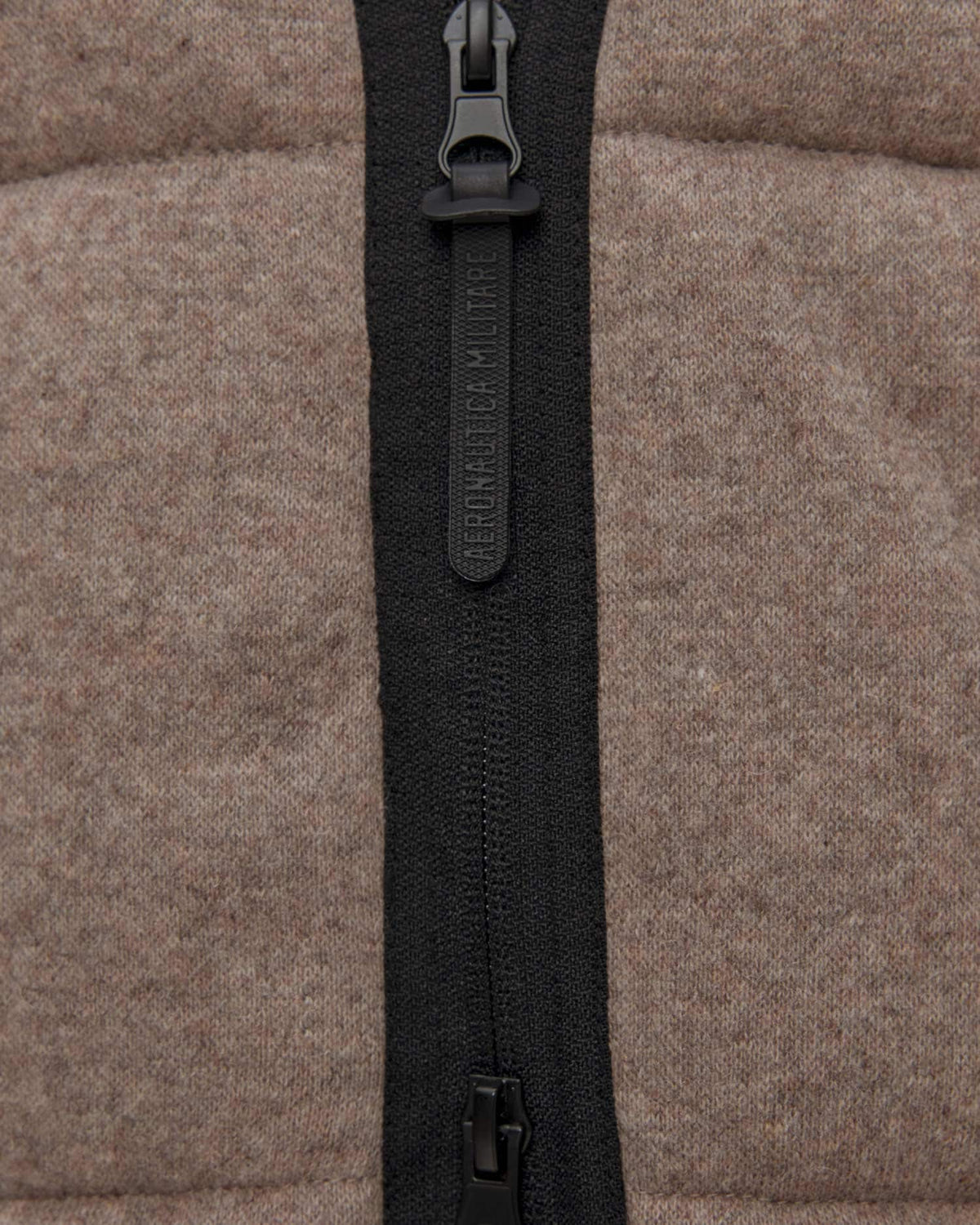 Dettaglio della giacca in lana beige Aeronautica Militare