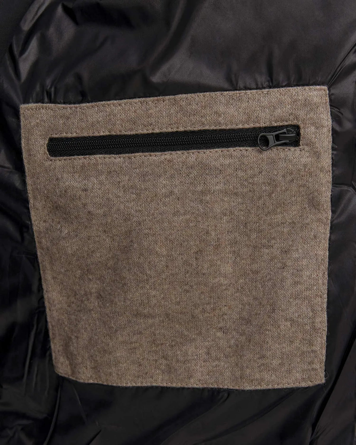 Dettaglio della giacca da uomo Aeronautica Militare beige