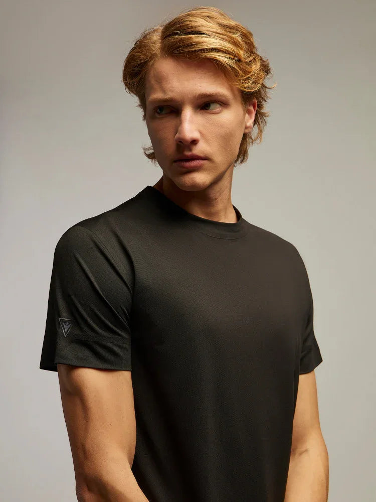 Modello indossa t-shirt nera uomo a maniche corte, abbigliamento casual elegante