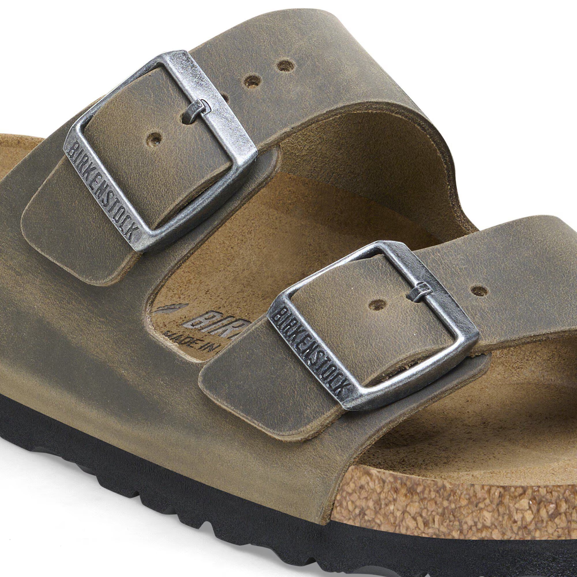 Sandali BIRKENSTOCK Arizona in pelle olio color kaki sbiadito, dettagli delle cinghie e suola in primo piano.