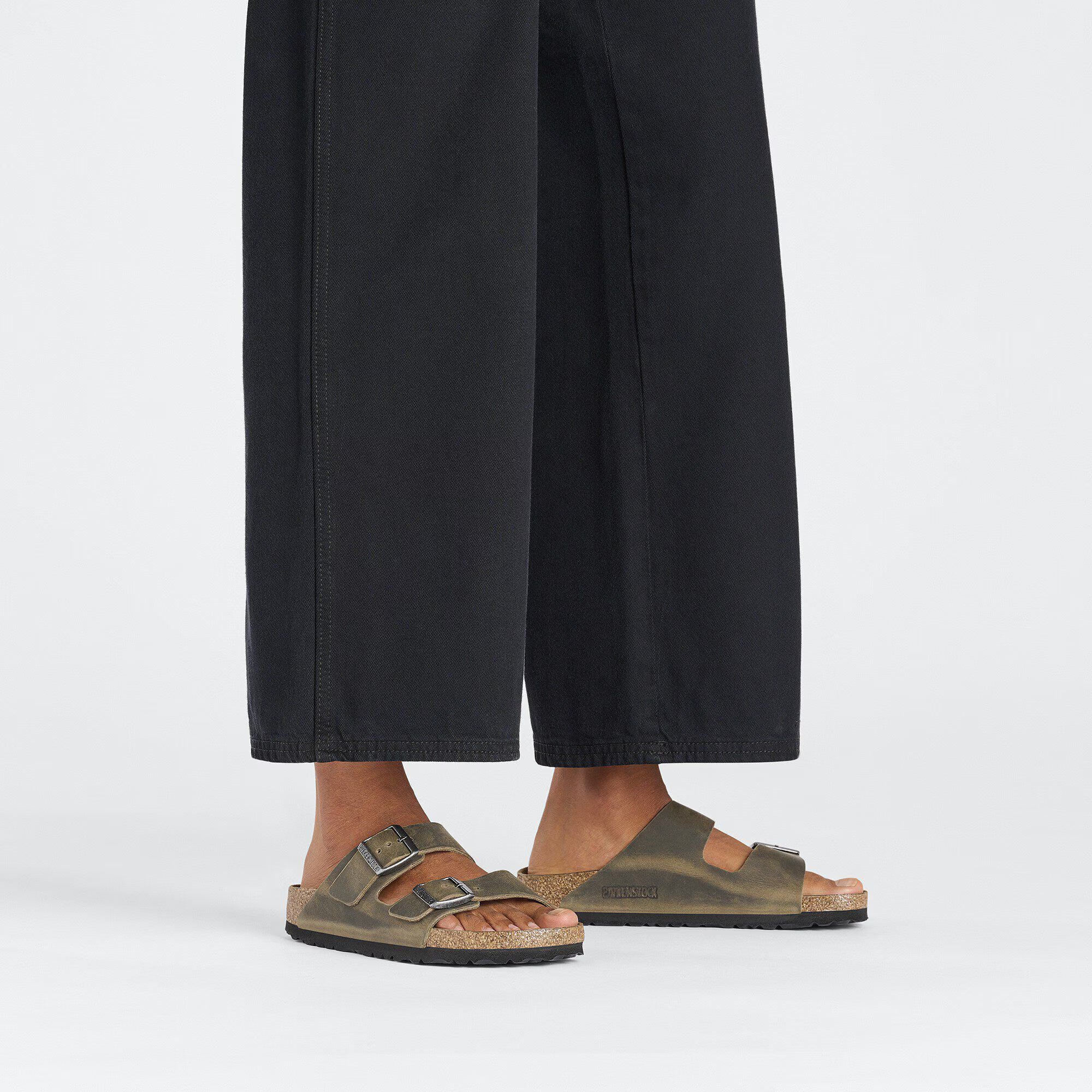 Sandali BIRKENSTOCK Arizona in pelle oiled color khaki sbiadito, modelli con cinturini regolabili e suola comoda.
