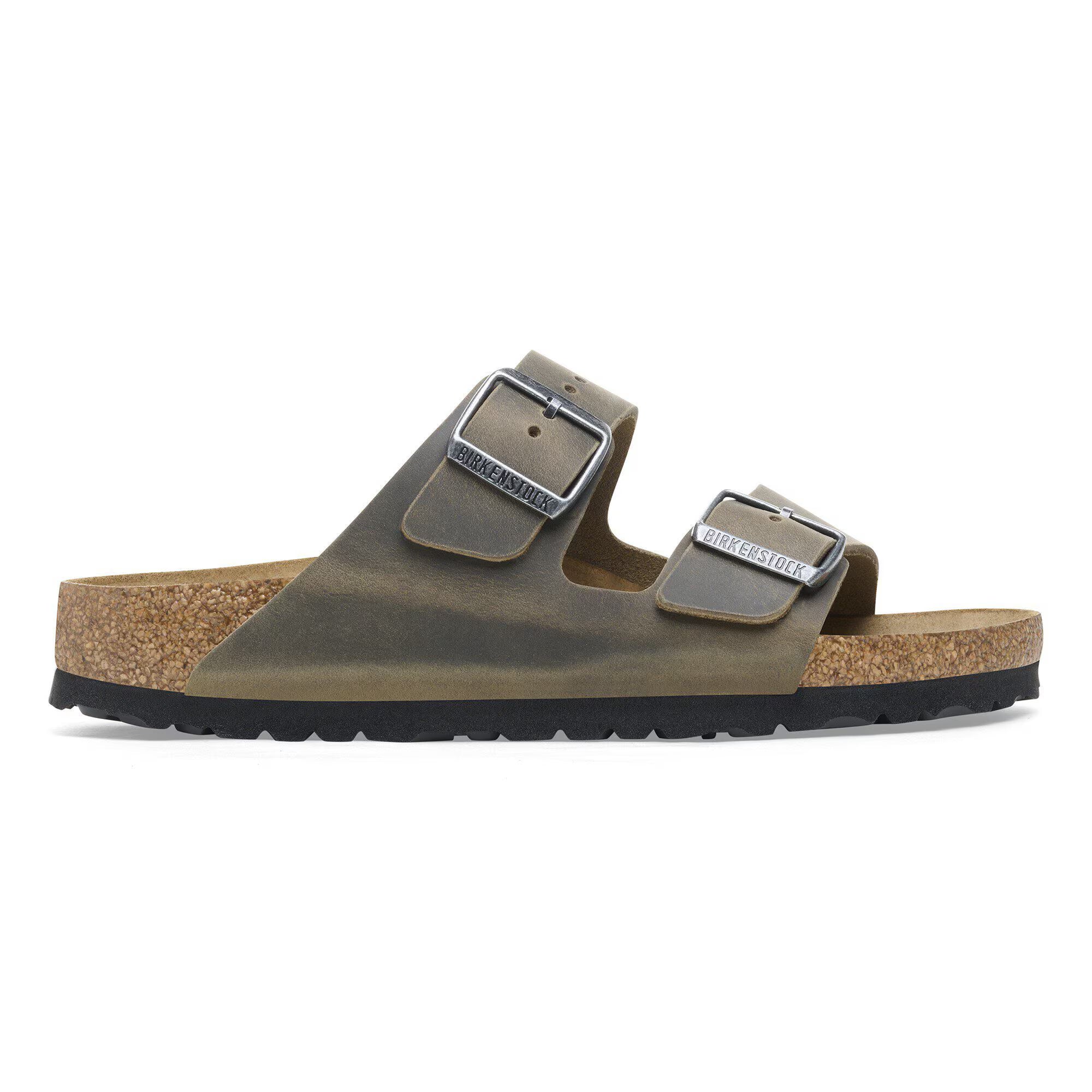Sandali BIRKENSTOCK Arizona in pelle invecchiata color kaki sbiadito, vista laterale, con cinturini classici e suola comoda.