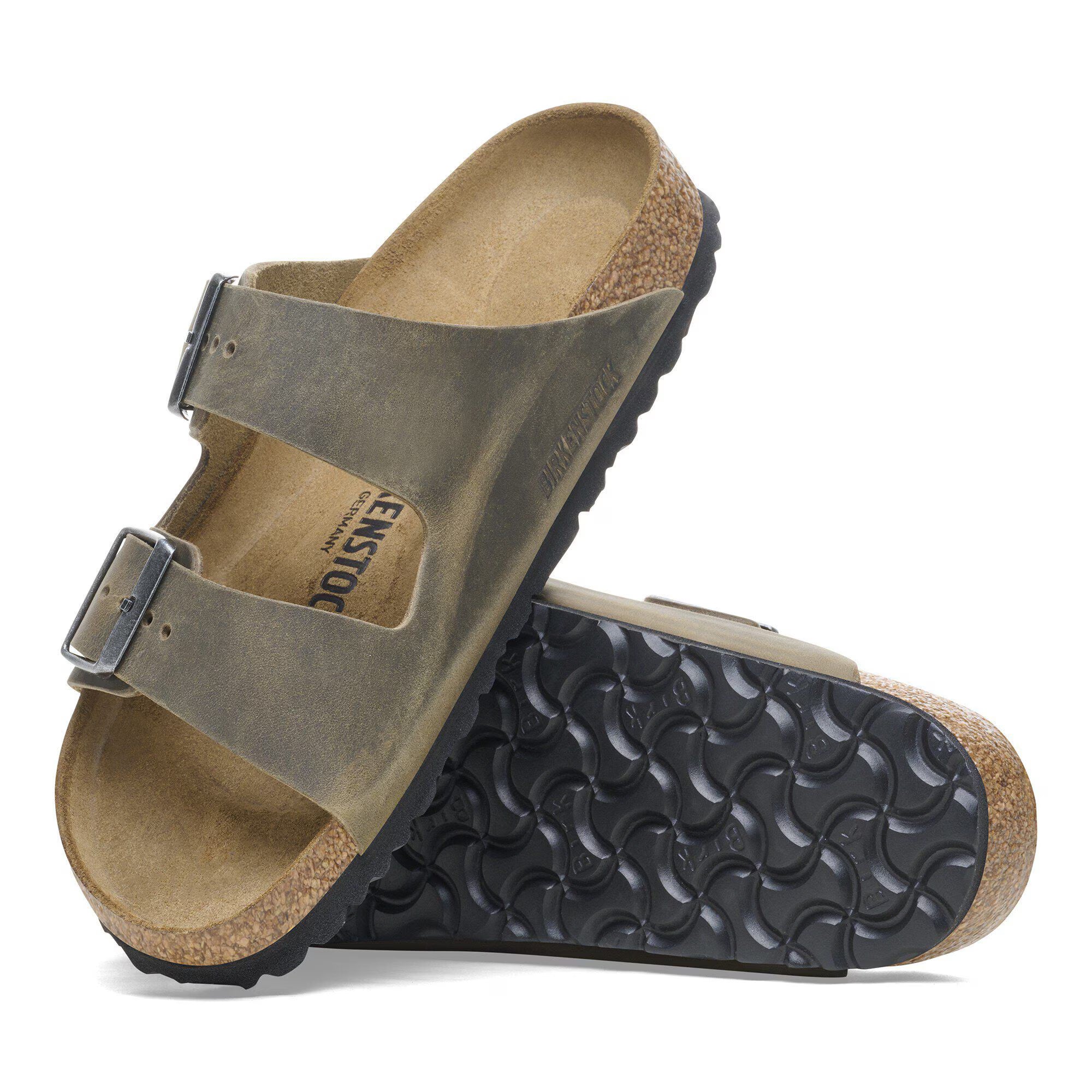 Sandali BIRKENSTOCK Arizona in cuoio invecchiato color kaki sbiadito, vista della suola con dettagli.