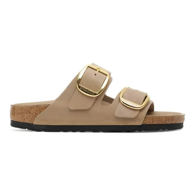 Sandalo donna beige con doppia fibbia dorata, suola in sughero e gomma nera, vista laterale
