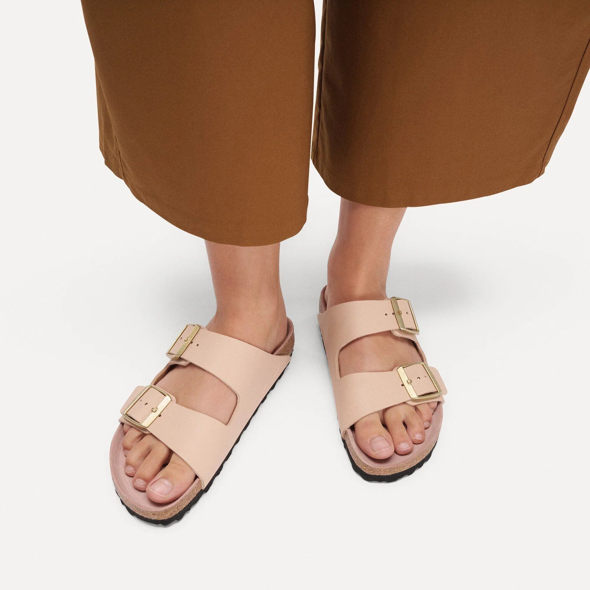 Sandali donna beige con doppia fibbia dorata, modello estivo moda casual.