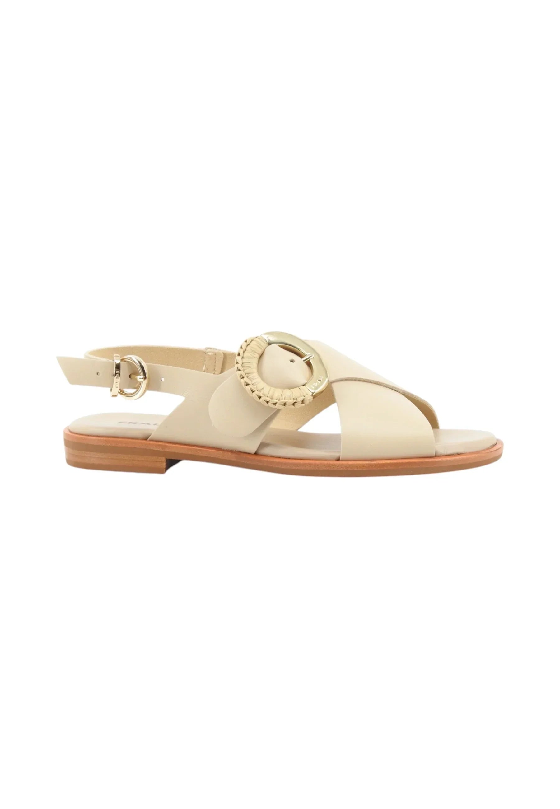 Sandalo donna beige in pelle con fibbia dorata, tacco basso e stile elegante