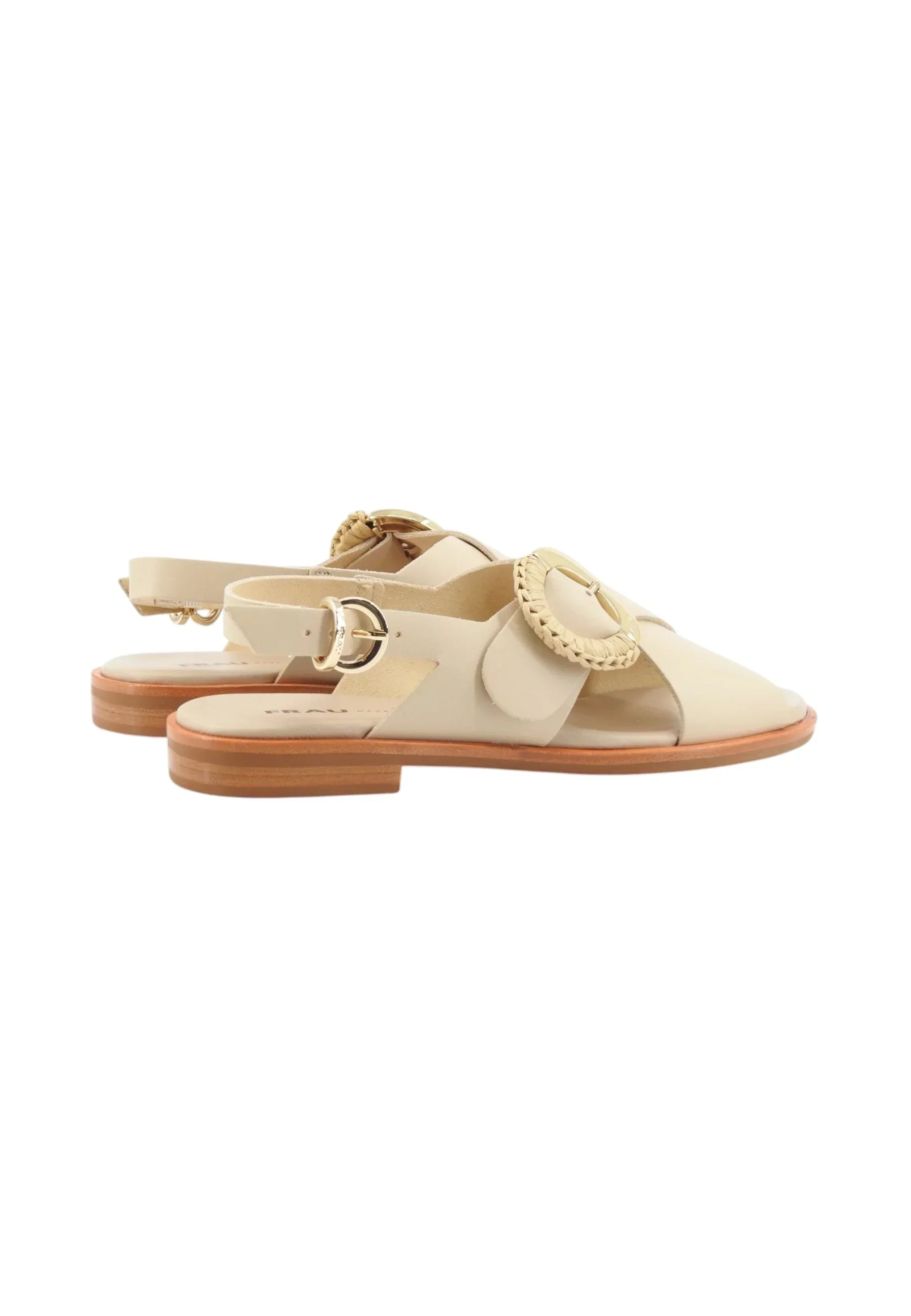 Sandali donna beige in pelle con fibbia dorata, suola bassa in cuoio, design elegante